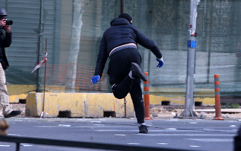 Επεισόδια στο κέντρο της Αθήνας μετά το συλλαλητήριο για τα Τέμπη-5