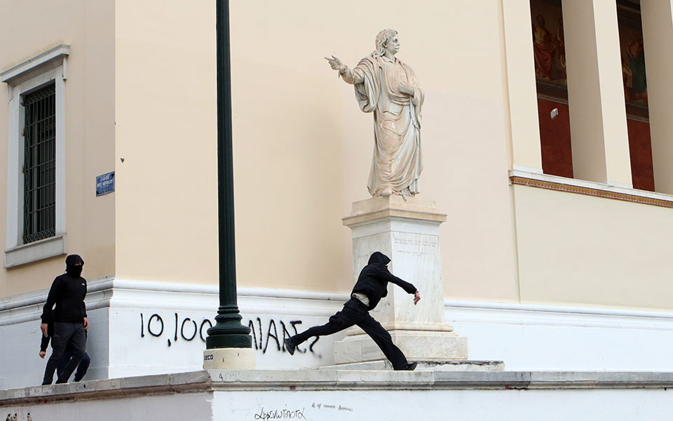 Επεισόδια στο κέντρο της Αθήνας μετά το συλλαλητήριο για τα Τέμπη-9