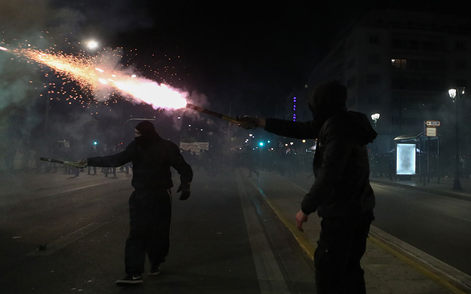 σύνταγμα-επεισόδια-από-κουκουλοφόρο-562305178