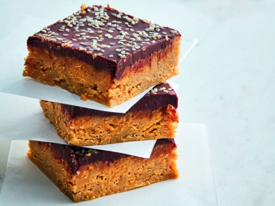 μπάρες-με-ταχίνι-και-κορν-φλέικς-562314085