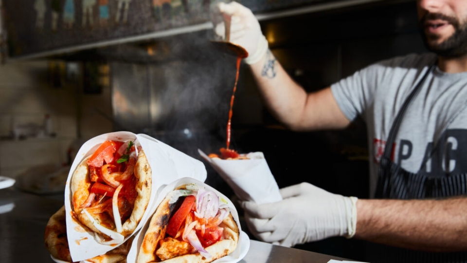 η-νίκαια-τρώει-σουβλάκι-με-σάλτσα-και-χ-562324441