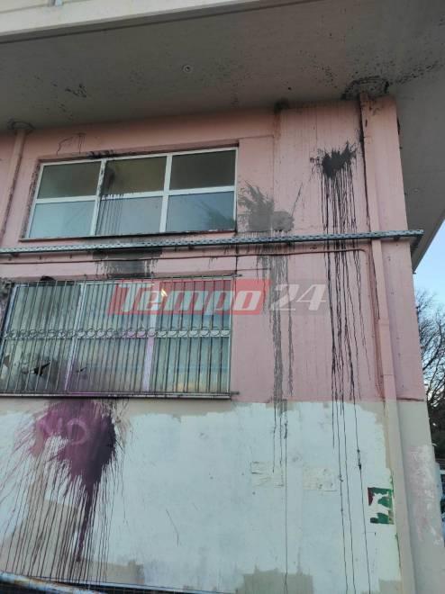 Πάτρα: Έσπασαν παράθυρα και πέταξαν μπογιές στην Διεύθυνση Συγκοινωνιών-1