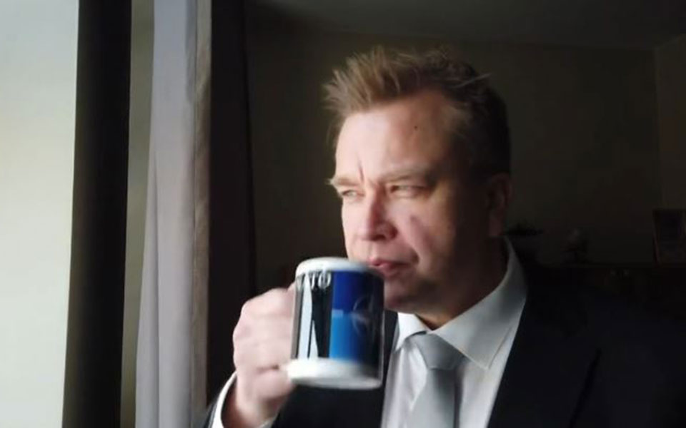 φινλανδία-ο-υπουργός-αμύνης-πίνει-καφ-562349284