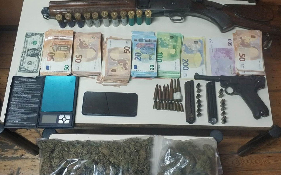 ηράκλειο-χειροπέδες-σε-23χρονο-για-όπλα-562308190