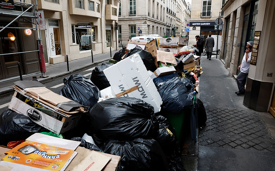 Το Παρίσι πνίγεται στα σκουπίδια-1
