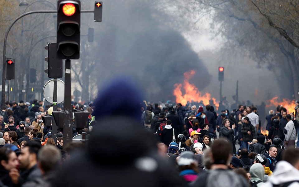 γαλλία-ογκώδεις-διαδηλώσεις-σε-όλη-τη-562336699