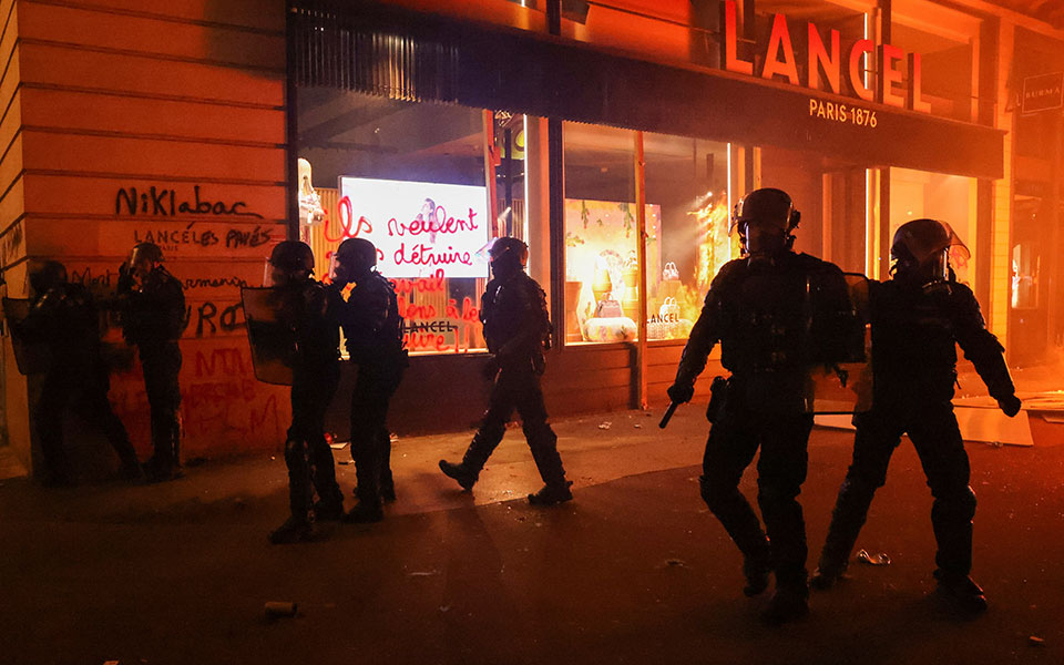 Γαλλία: Διαδηλώσεις σε όλη τη χώρα κατά της μεταρρύθμισης Μακρόν – Συγκρούσεις με την αστυνομία-2