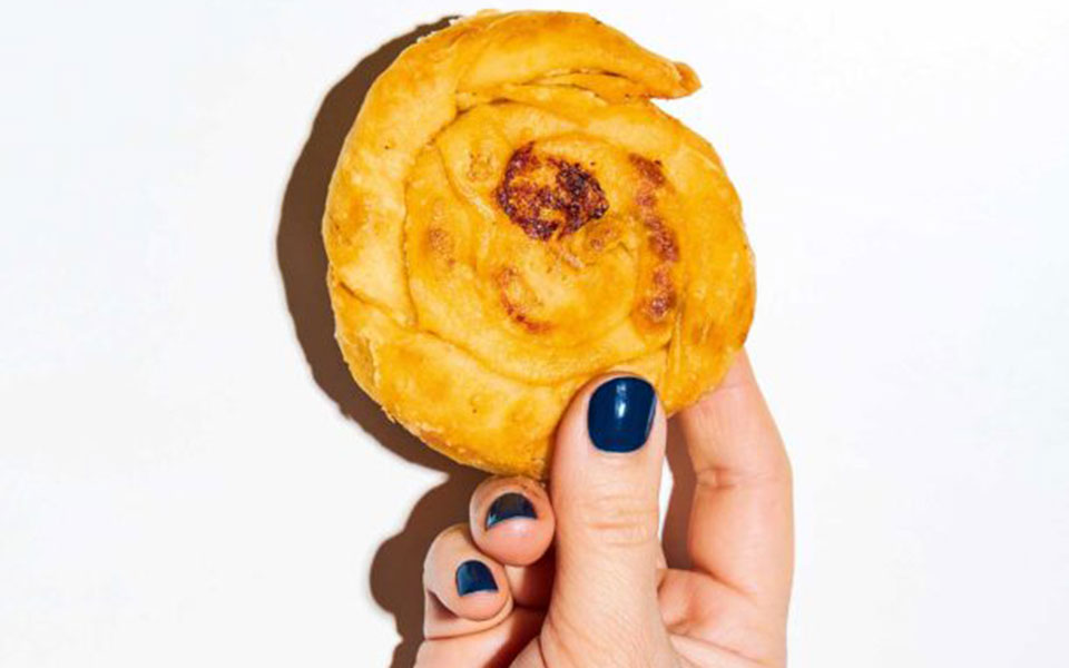 στριφτή-πίτα-στο-τηγάνι-γεμιστή-με-κασ-562342705