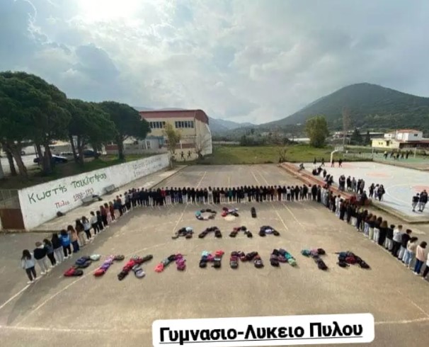 Τέμπη: Μαθητές σχολείων σχημάτισαν με τις τσάντες τους τη φράση «Πάρε όταν φτάσεις»-3