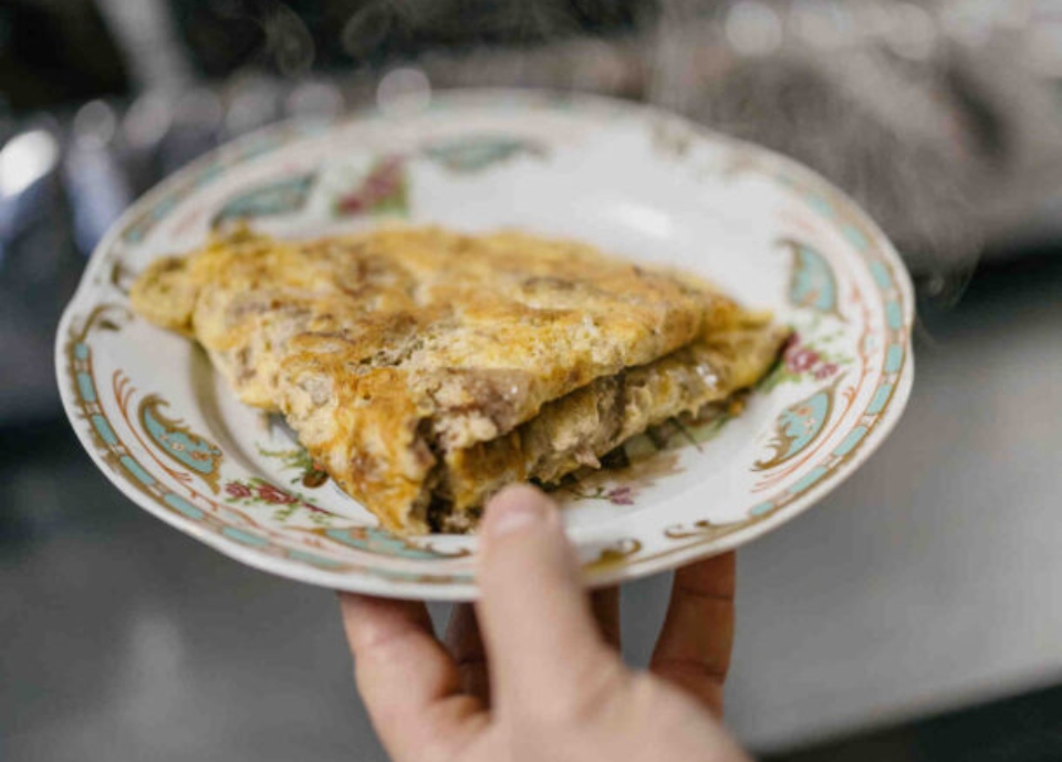 oμελέτα-με-καβουρμά-η-συνταγή-από-την-τ-562324423