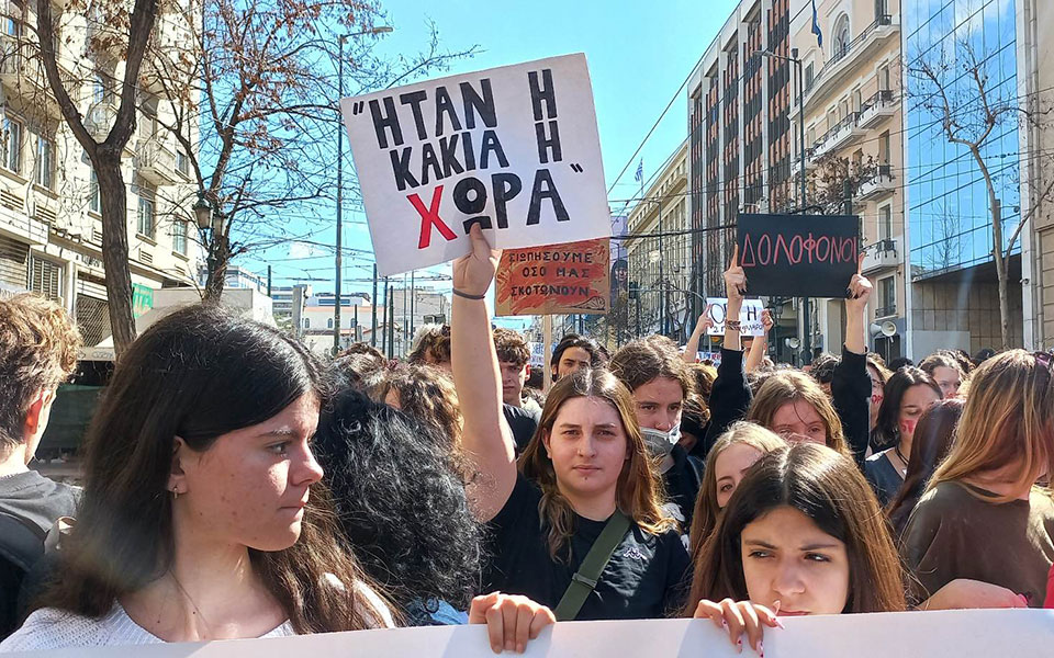 Μαζικές διαδηλώσεις για την τραγωδία στα Τέμπη – Βανδαλισμοί στο κέντρο της Αθήνας-2