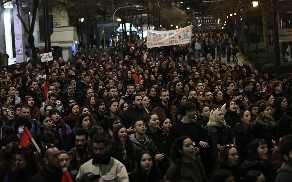 Σύνταγμα: Επεισόδια από κουκουλοφόρους αμαύρωσαν τη συγκέντρωση διαμαρτυρίας-11