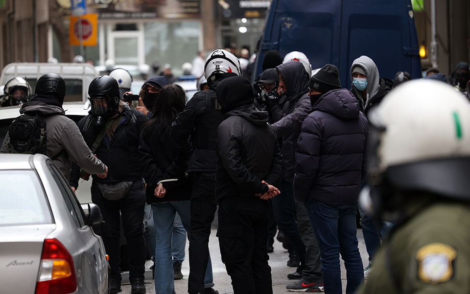 επεισόδια-στη-θεσσαλονίκη-νεαροί-στ-562325104