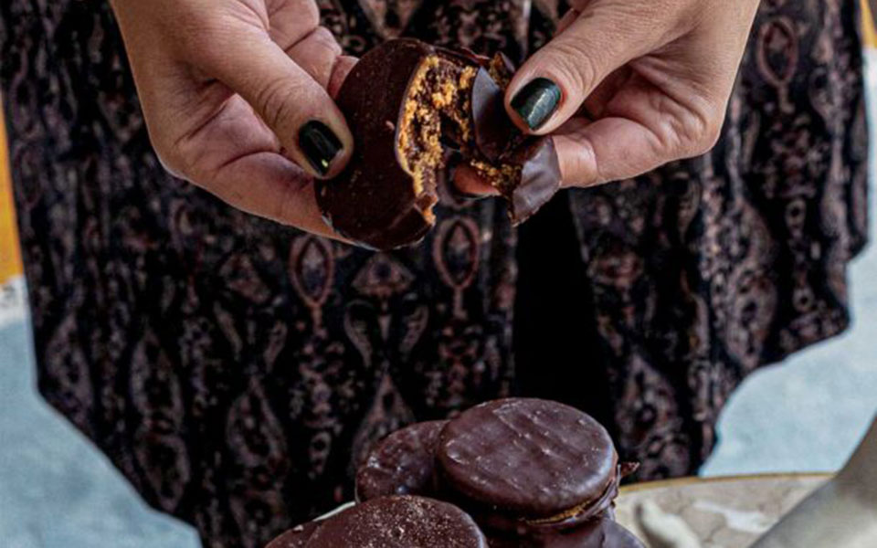 μπισκότα-μπαχαρικών-γεμιστά-με-σοκολ-562327162