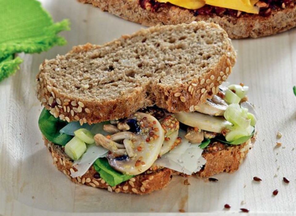 σάντουιτς-με-φρέσκα-μανιτάρια-γραβιέ-562326478