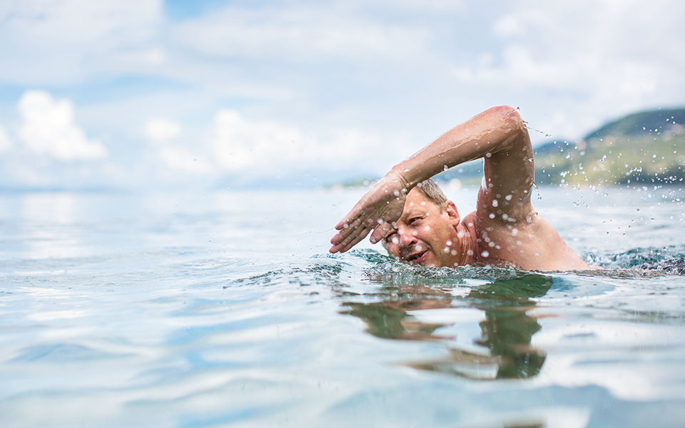 βουτιές-σε-κρύο-νερό-υγιεινές-ή-επικίν-562324384