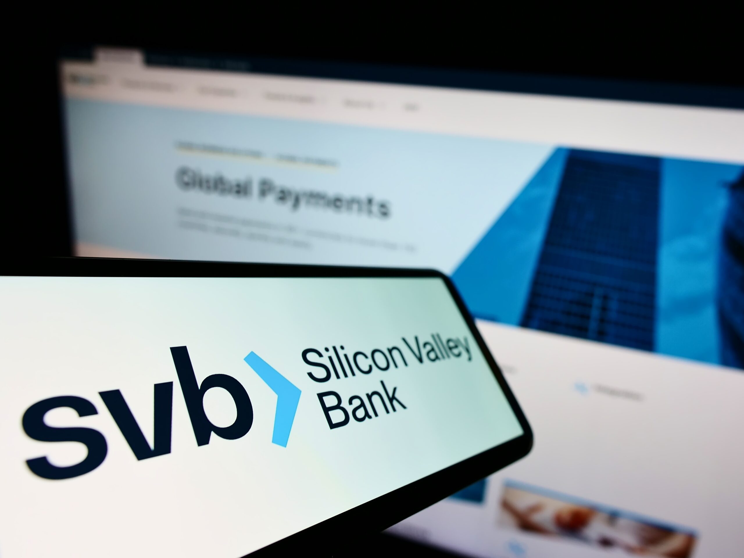 silicon-valley-bank-η-γέλεν-με-το-βλέμμα-στους-καταθέτ-562319917