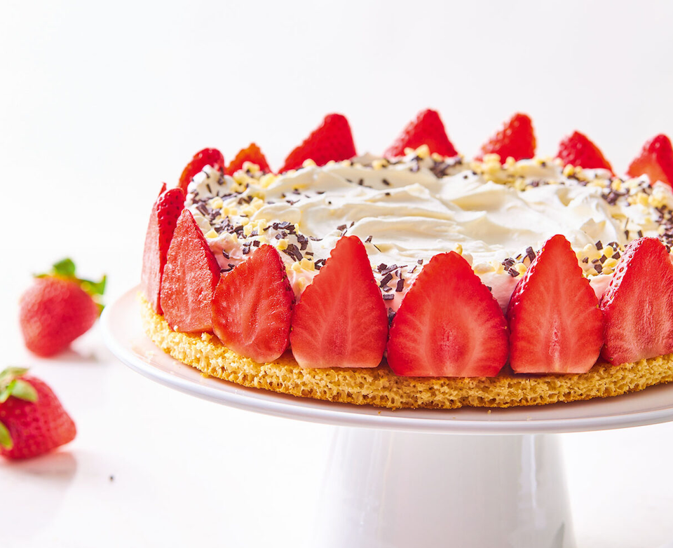 τούρτα-φράουλα-με-ζαχαρούχο-γάλα-562340413