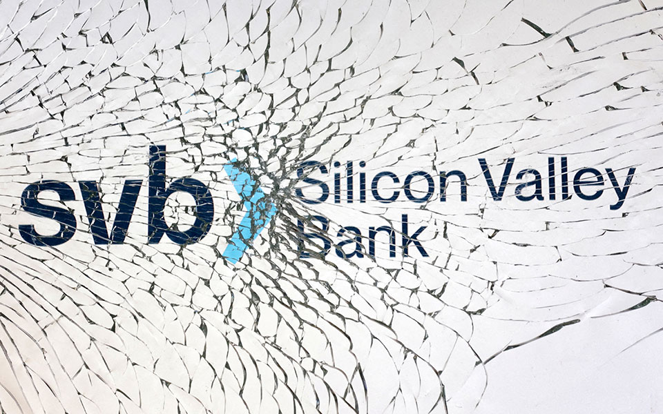 silicon-valley-bank-η-γέλεν-με-το-βλέμμα-στους-καταθέτ-562319626