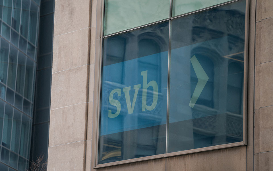 silicon-valley-bank-η-γέλεν-με-το-βλέμμα-στους-καταθέτ-562319848
