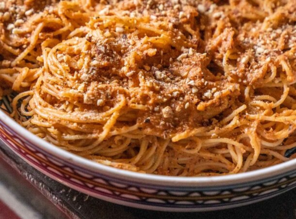 ταχινομακάρονα-με-σάλτσα-και-τριμμέν-562308079