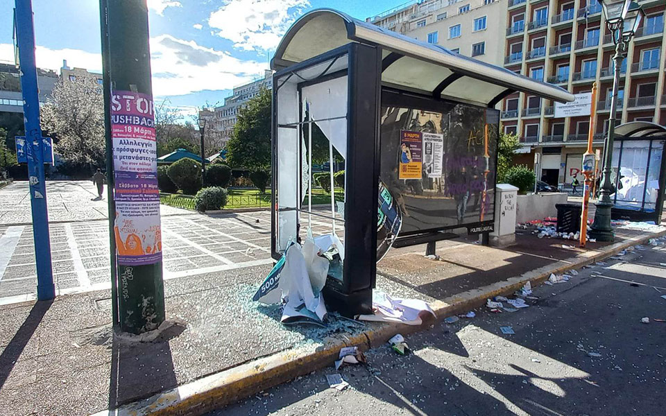 Μαζικές διαδηλώσεις για την τραγωδία στα Τέμπη – Βανδαλισμοί στο κέντρο της Αθήνας-24