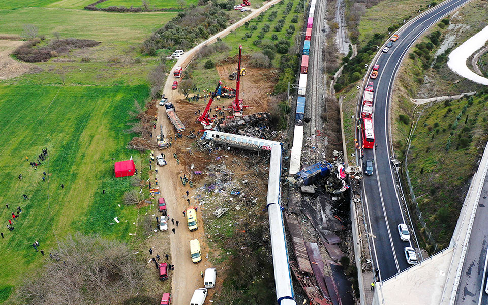 τραγωδία-στα-τέμπη-τρία-πρόσωπα-κατέθ-562336348