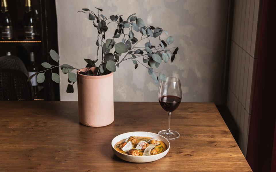 το-terroirist-γέμισε-με-κρασιά-μια-μονοκατοικί-562334887