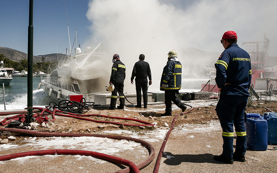 λευκάδα-φωτιά-σε-θαλαμηγό-ανοιχτά-της-562336138