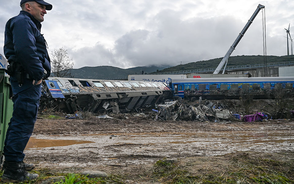 μεταφέρεται-από-τον-τόπο-της-τραγωδία-562304851
