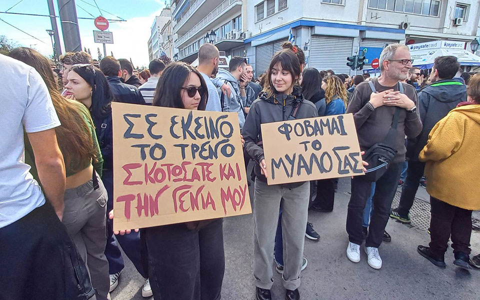 Μαζικές διαδηλώσεις για την τραγωδία στα Τέμπη – Βανδαλισμοί στο κέντρο της Αθήνας-3