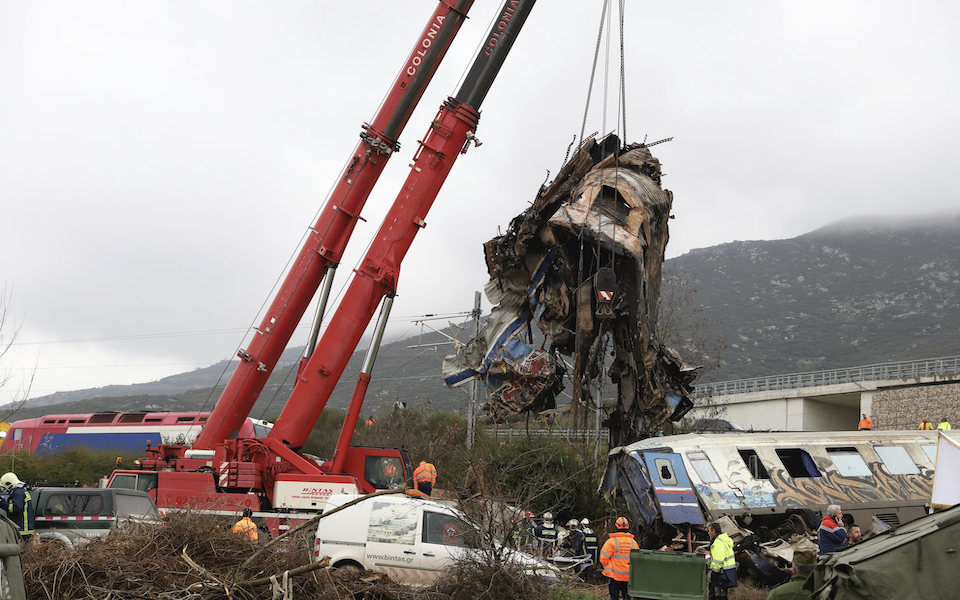 τραγωδία-στα-τέμπη-υπό-δύσκολες-συνθή-562302925