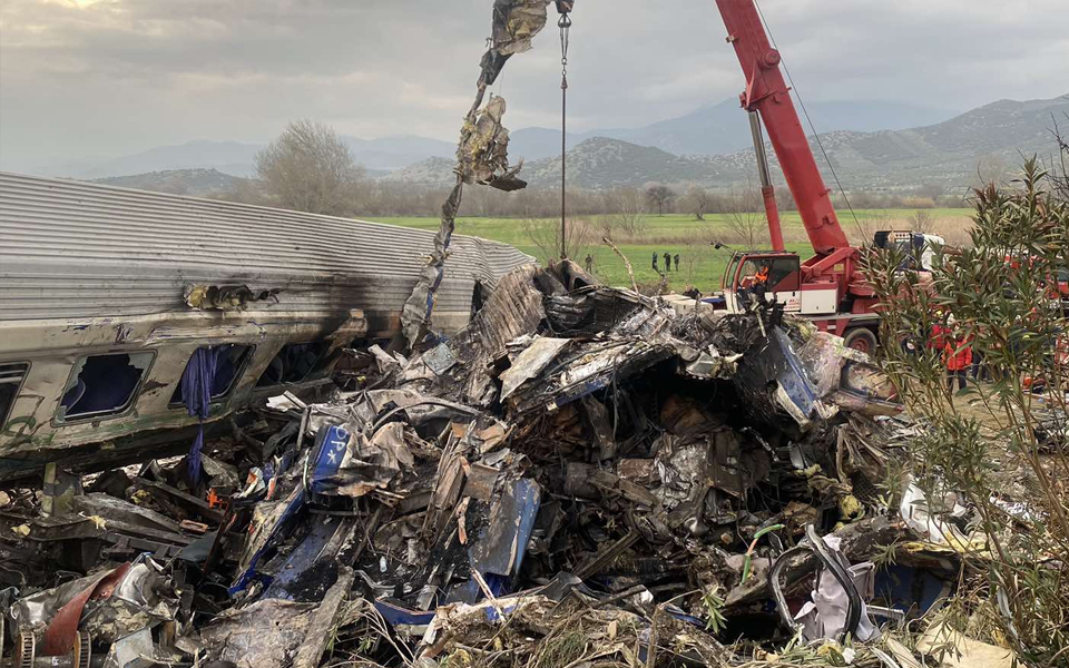 Τραγωδία στα Τέμπη: «Οφείλουμε να αποδώσουμε τους νεκρούς στους οικείους τους»-2