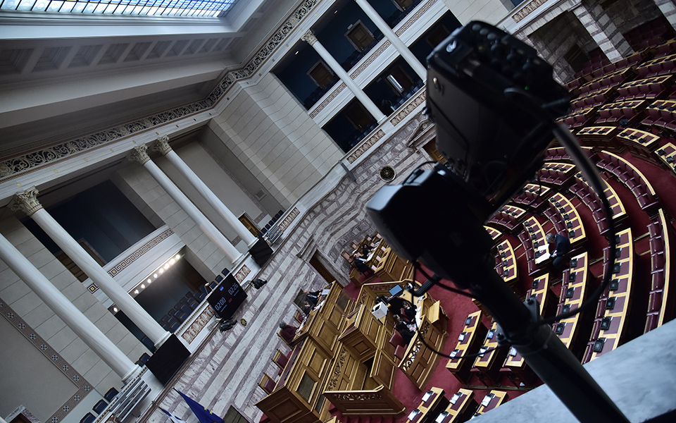 βουλή-ψηφίστηκε-ο-κώδικας-μετανάστευ-562345564