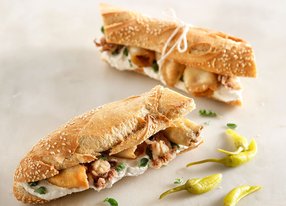 τηγανητό-καλαμάρι-με-ταραμοσαλάτα-σε-562340809