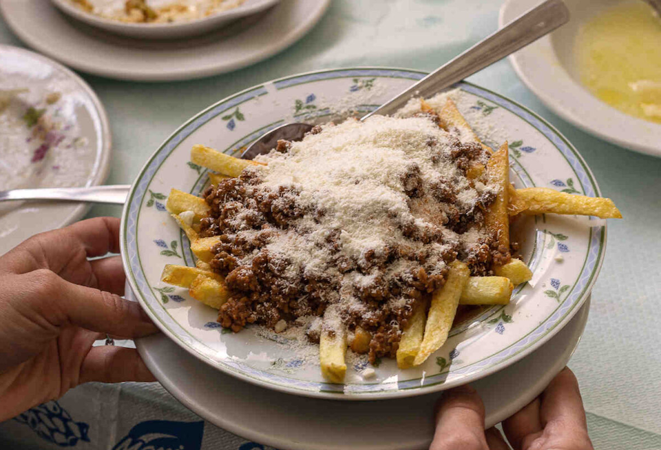 πατάτες-τηγανητές-με-σάλτσα-κιμά-και-ξ-562325098