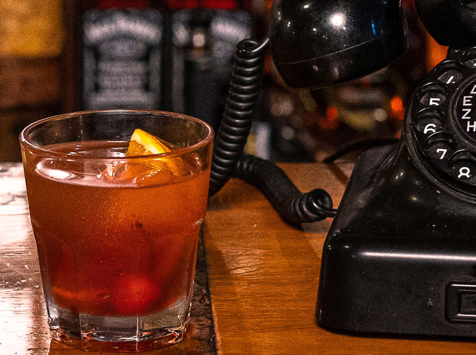 old-fashioned-το-πιο-δημοφιλές-κοκτέιλ-με-ουίσκι-562302769