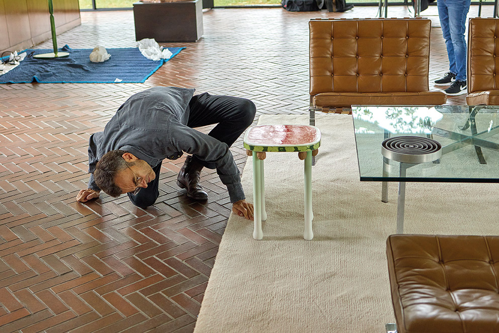 O Ρόμπερτ Στάντλερ σχεδιάζει λαμπατέρ που θυμίζουν καρότα-3