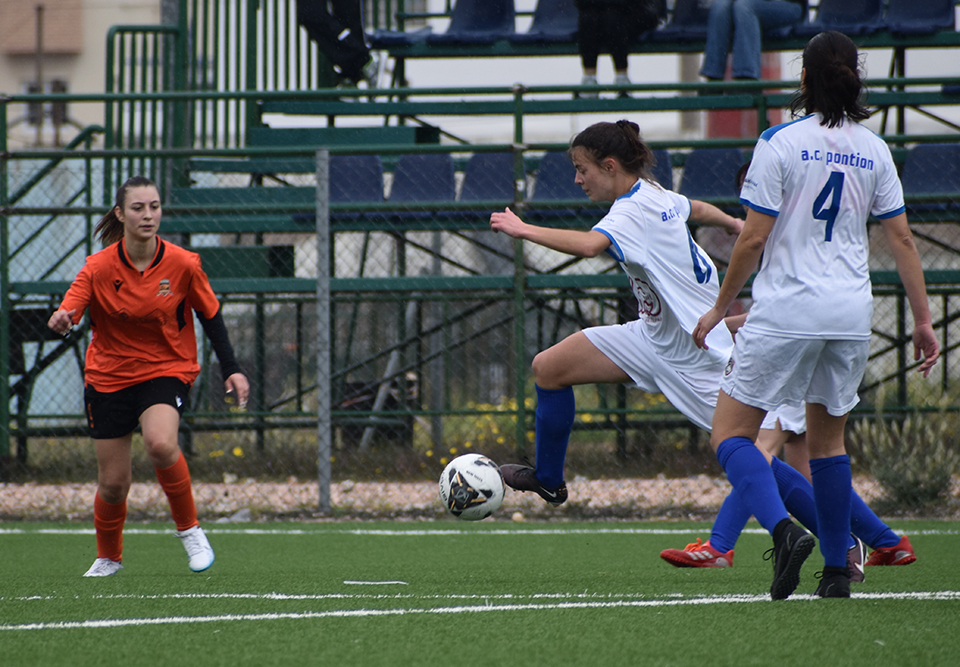 «Αυτή η μικρή έβαλε γκολ!»: Στο γυναικείο ποδόσφαιρο έφηβες και ενήλικες γίνονται μια οικογένεια-1