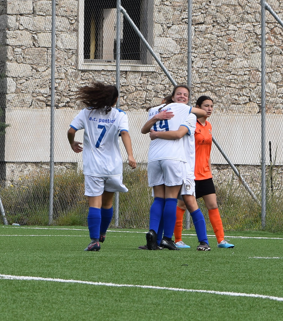 «Αυτή η μικρή έβαλε γκολ!»: Στο γυναικείο ποδόσφαιρο έφηβες και ενήλικες γίνονται μια οικογένεια-2
