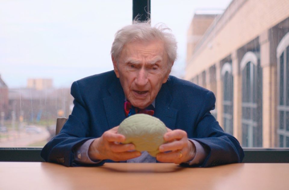 στα-100-μου-εξακολουθώ-να-ασκώ-την-ιατρι-562369879