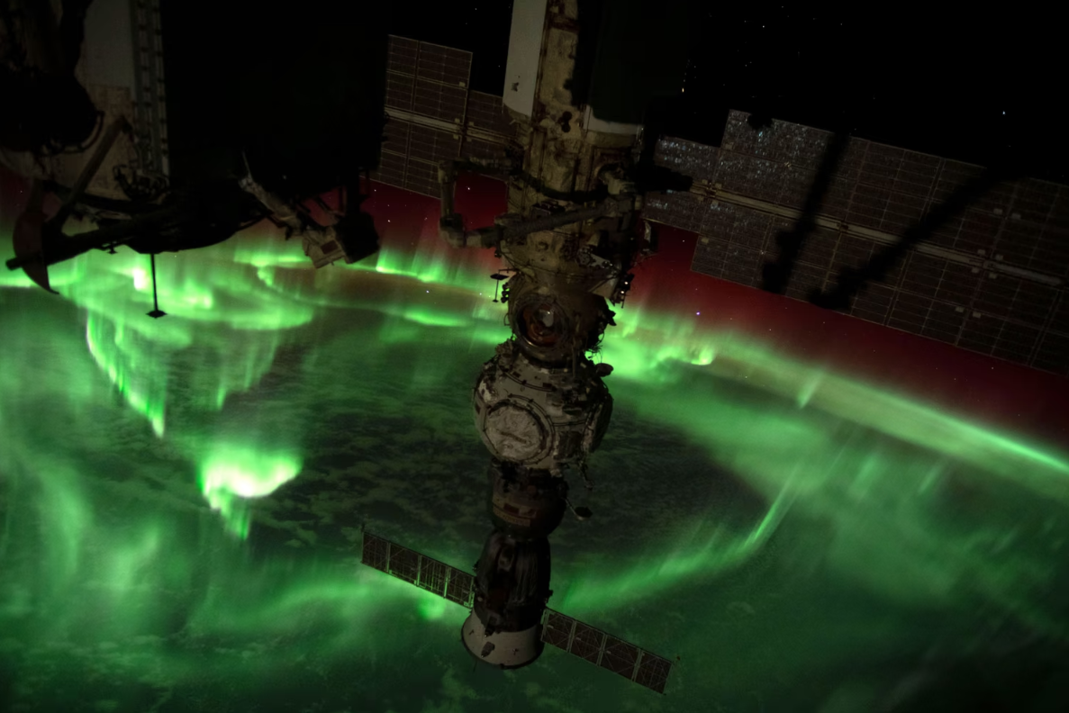 Ροζ σύννεφα, αμμόλοφοι, Νότιο Σέλας: Η Γη μέσα από τον φακό των αστροναυτών-1