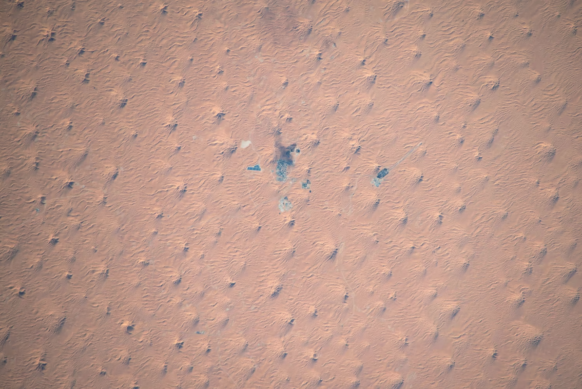 Ροζ σύννεφα, αμμόλοφοι, Νότιο Σέλας: Η Γη μέσα από τον φακό των αστροναυτών-10