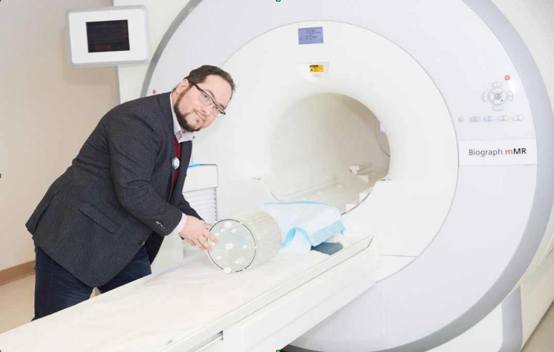 στον-τομογράφο-ακριβείας-ενός-ελληνα-562382926