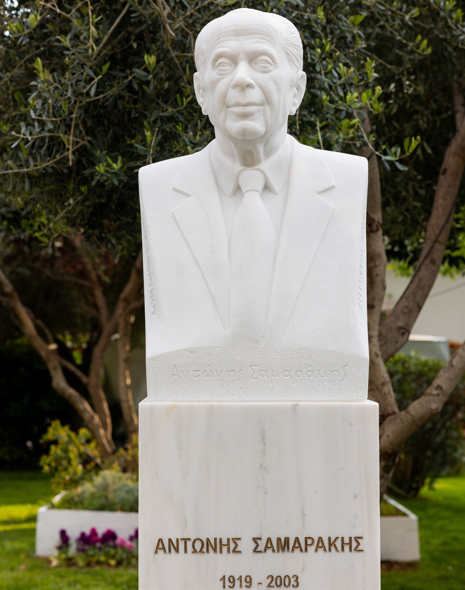 Σε κλίμα συγκίνησης τα αποκαλυπτήρια της προτομής του Αντώνη Σαμαράκη-3