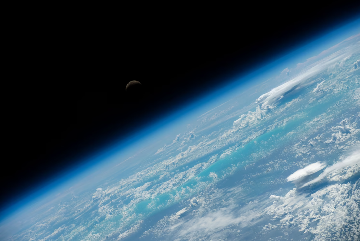 Ροζ σύννεφα, αμμόλοφοι, Νότιο Σέλας: Η Γη μέσα από τον φακό των αστροναυτών-15