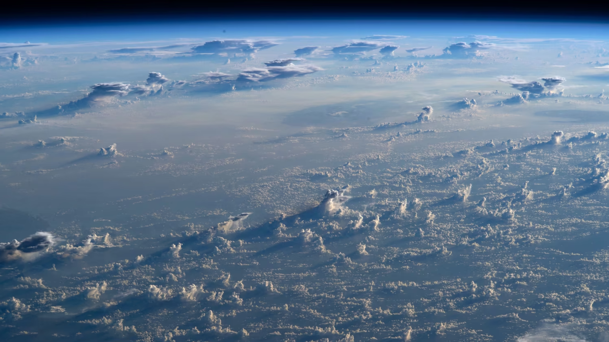 Ροζ σύννεφα, αμμόλοφοι, Νότιο Σέλας: Η Γη μέσα από τον φακό των αστροναυτών-19