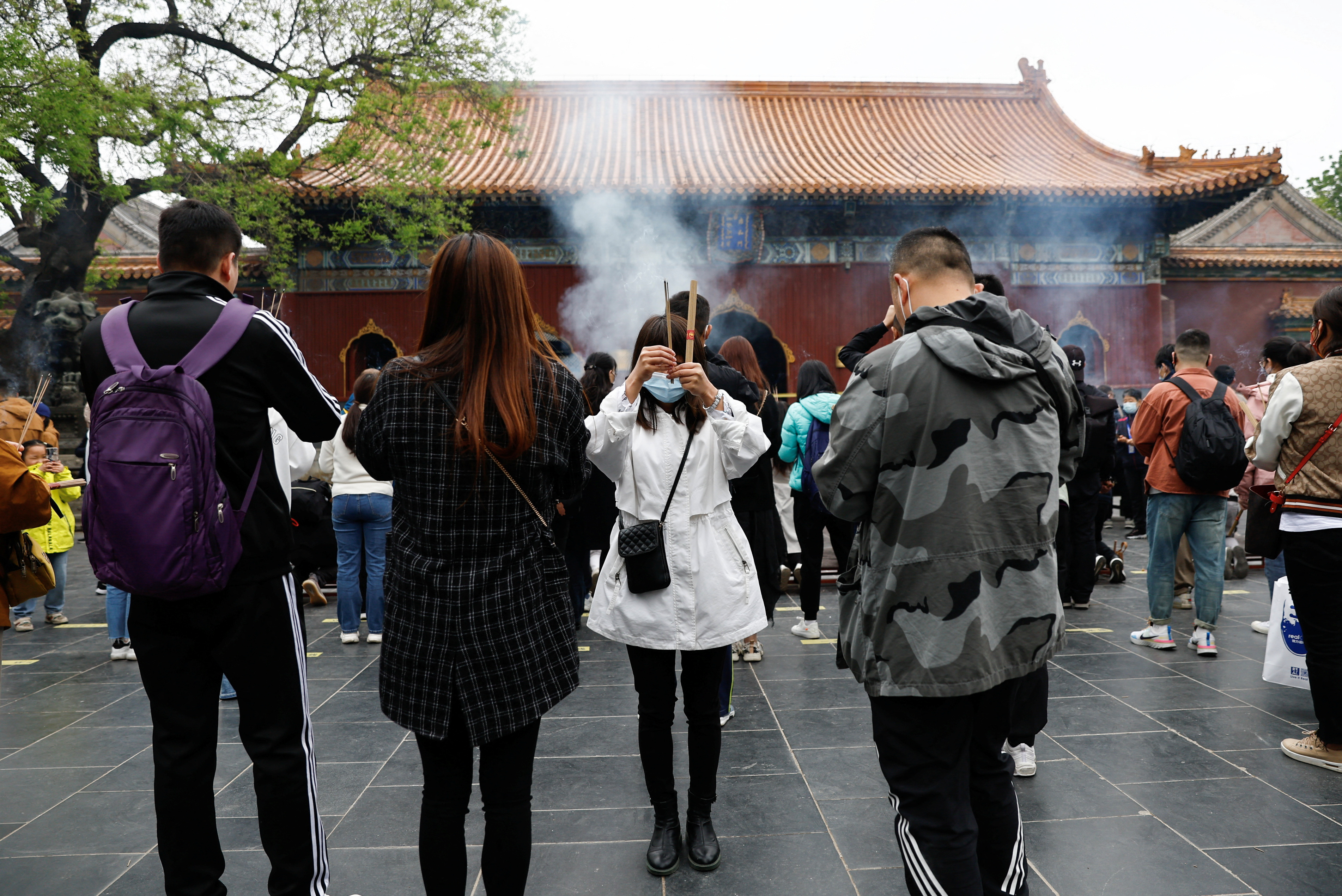 Κίνα: Οι νέοι προσεύχονται για να βρουν δουλειά – Ουρές στους ναούς-1
