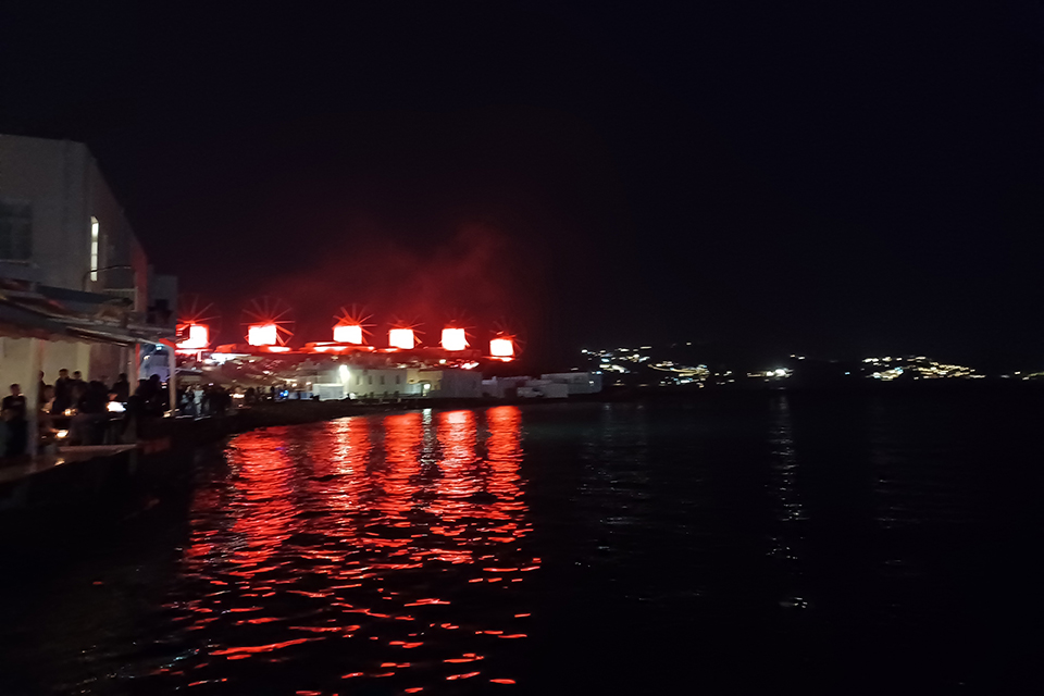 Μύκονος: Πάσχα στη σκιά των αυθαιρεσιών-1