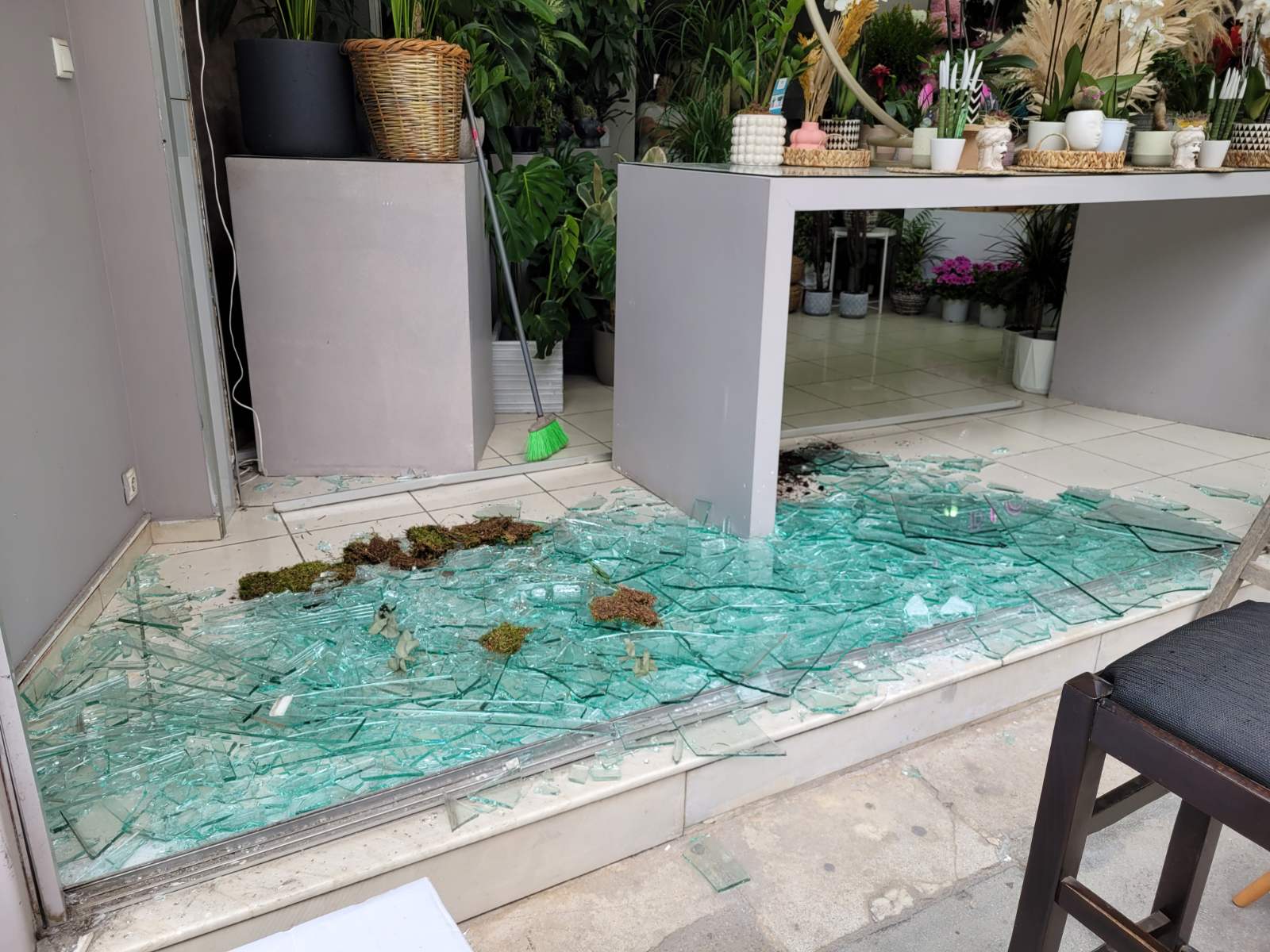 Λάρισα: Αυτοκίνητο έπεσε πάνω σε βιτρίνα καταστήματος (εικόνες)-1